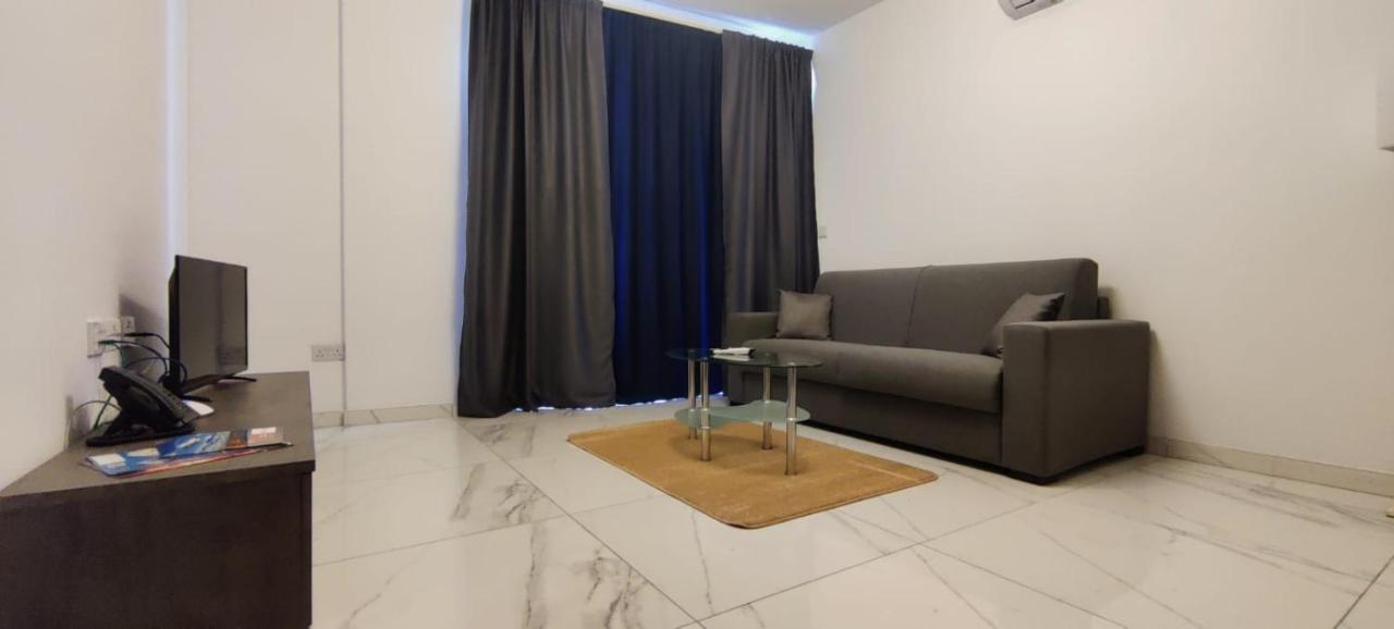 Blu-M Central Qormi Extérieur photo