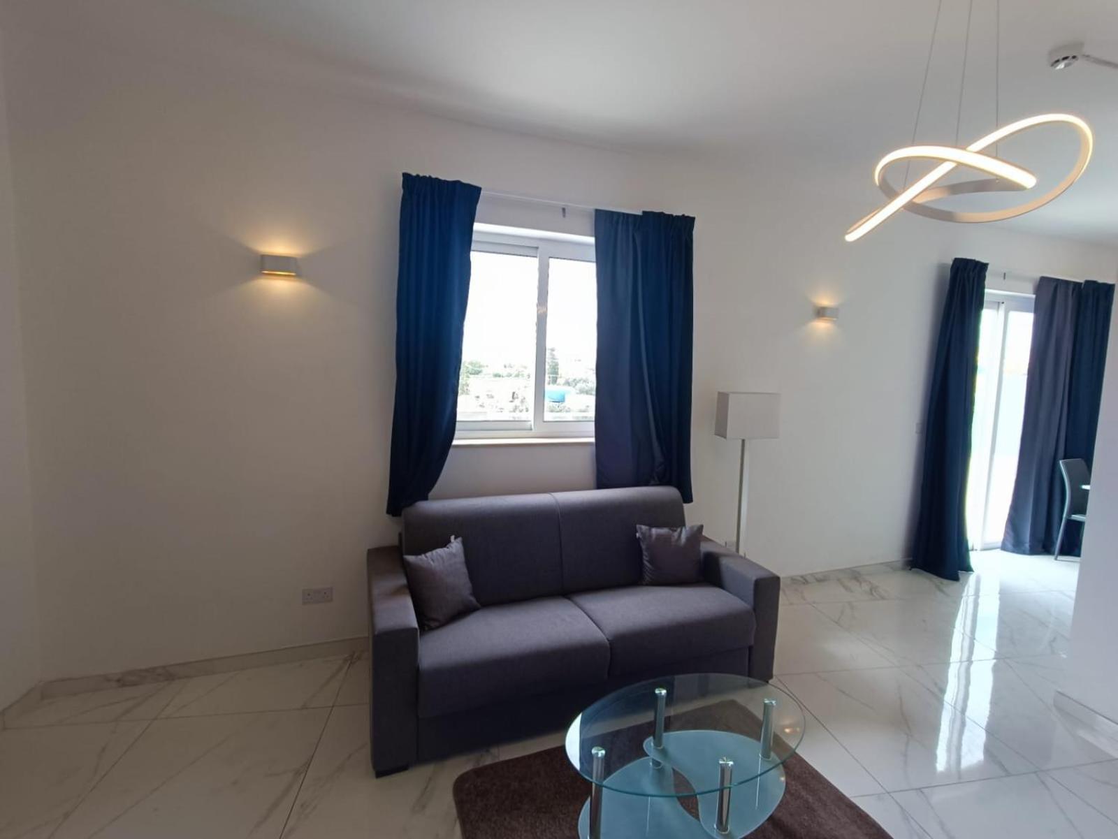 Blu-M Central Qormi Extérieur photo